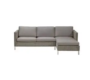 Moderne L-formet udendørssofa i taupe med tre puder og metalben, inklusiv chaiselong.